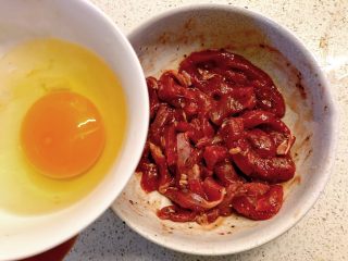 4、干炒牛河,加入少许蛋清,再加入水淀粉,抓匀,最后加几滴麻油拌匀。静置半小时以上。