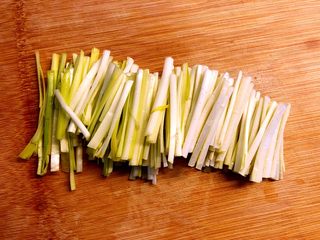 5、干炒牛河,韭黄洗净切段。