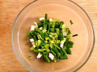 6、干炒牛河,按理说葱切成段,我切成葱花了。