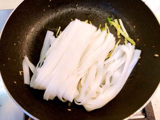 14、干炒牛河,倒入河粉,用筷子搅散。