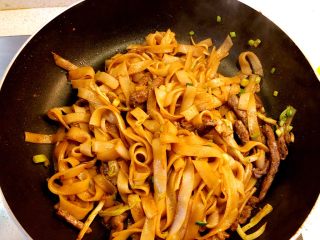 18、干炒牛河,颠锅拌炒均匀后盛出。