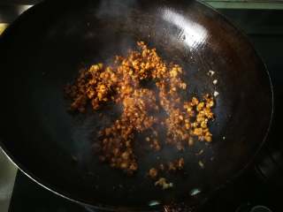 7、翡翠烧麦,加入生抽、料酒、耗油和少量的糖继续翻炒