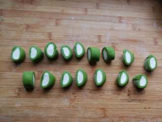 12、翡翠烧麦,切成一个个比饺子皮略大的小剂子