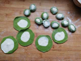 14、翡翠烧麦,用擀面杖擀成中间略厚边缘略爆的皮,薄一点好吃。