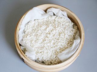 1、武汉小吃 糯米包油条,糯米洗净，浸泡一小时，沥干水分，上锅蒸半小时蒸熟。