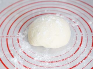 4、武汉小吃 糯米包油条,将制作油条的所有材料混合成面团，室温松弛40分钟或放入冰箱过夜。