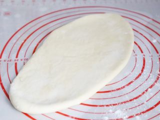 5、武汉小吃 糯米包油条,松弛后的面团，用擀面杖擀成一厘米厚的面皮。