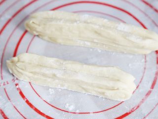 7、武汉小吃 糯米包油条,切好的面皮两两叠在一起，拿一根筷子，在中间压紧，两端用手捏紧。