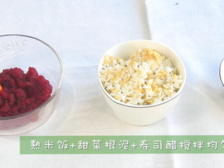 2、甜菜根牛油果虾饭团,熟米饭+甜菜根泥+寿司醋搅拌均匀。