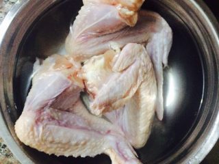 1、香辣鸡翅????土豆条,我买了三个鸡翅买回来，加在清水里面解冻去血水。