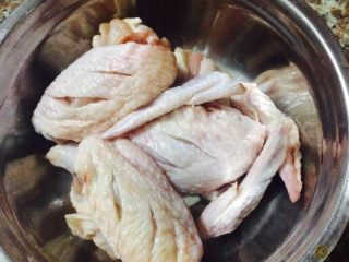 2、香辣鸡翅????土豆条,将鸡翅切成三段。