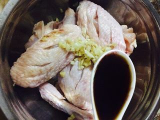 3、香辣鸡翅????土豆条,切好姜蒜末倒入两勺生抽，