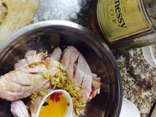 4、香辣鸡翅????土豆条,一勺料酒，我没有料酒，用的是洋酒。