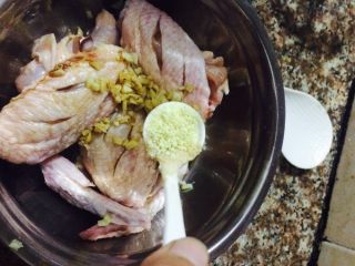 5、香辣鸡翅????土豆条,小半勺鸡粉。