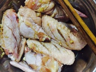6、香辣鸡翅????土豆条,搅拌均匀，腌制好，它放一边。