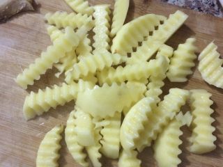 7、香辣鸡翅????土豆条,土豆去皮切成波浪形，切成四五厘米的大小条。