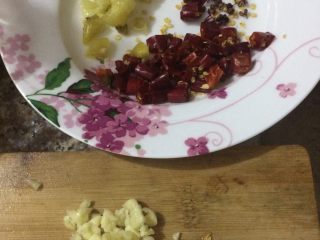 8、香辣鸡翅????土豆条,准备好材料先，姜蒜，干花椒，干辣椒泡椒五个。