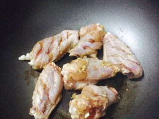 9、香辣鸡翅????土豆条,平底锅不用放油，把鸡中翅根机投放，在锅里面煎