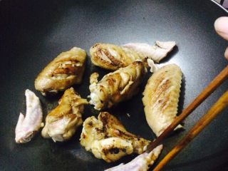 11、香辣鸡翅????土豆条,鸡中翅跟翅头煎快好的时候就放入鸡尖。
