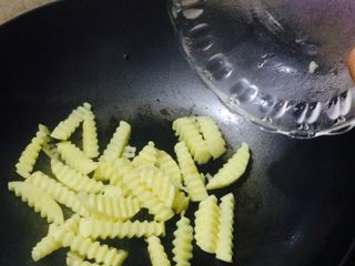 12、香辣鸡翅????土豆条,锅里放一点点的油，煎土豆条。本身是不用放油的，因为我洗了一下锅，煎好鸡翅锅里会有一点油，就用那个油就可以了