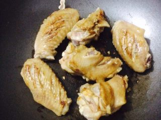 10、香辣鸡翅????土豆条,一面煎好之后翻一面，另一面煎。