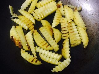 13、香辣鸡翅????土豆条,同样煎至两面焦黄起锅。