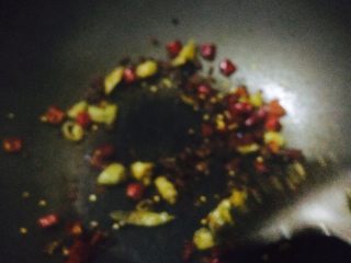 14、香辣鸡翅????土豆条,锅里不用放油，放入两勺豆瓣酱，煎至出红油。放入干辣椒干花椒，将蒜，泡椒。翻炒出香味。