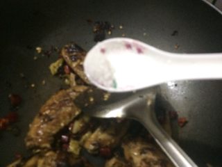 16、香辣鸡翅????土豆条,再加一点点的白糖，一勺酱油。