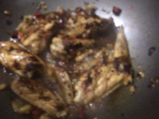 17、香辣鸡翅????土豆条,加小半碗清水。