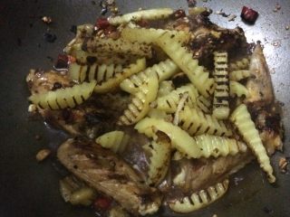 18、香辣鸡翅????土豆条,倒入，土豆条。撒上少许盐，盖上锅盖，转小火。焖五分钟。