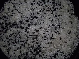 1、金枪鱼拌饭 ,米淘好，用电饭煲焖起来