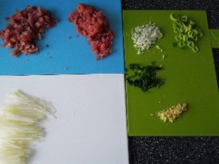 2、金枪鱼拌饭 ,苤蓝去皮，取约1/2个，切成细丝；金枪鱼一般剁地非常碎，一般剁成小丁；葱绿切细圈；洋葱、姜切成末；罗勒叶切碎