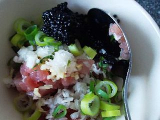 3、金枪鱼拌饭 ,将金枪鱼、洋葱、葱绿、姜、罗勒叶放入一个小碗