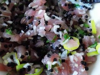 4、金枪鱼拌饭 ,与鱼籽混合均匀。鱼籽的量按个人喜好