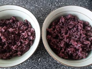 5、金枪鱼拌饭 ,焖好的米饭装入碗里