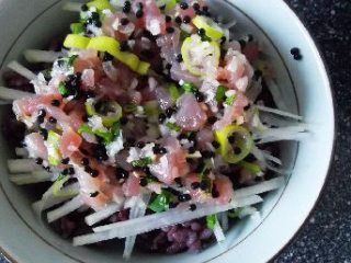 6、金枪鱼拌饭 ,先摆上苤蓝丝，然后摆上之前混合好的金枪鱼和香料，中间留出地方一会放蛋黄