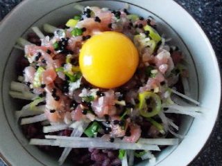 7、金枪鱼拌饭 ,将鸡蛋小心磕开，只取蛋黄，放在铺好的金枪鱼和香料上