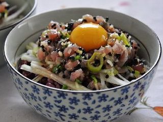 8、金枪鱼拌饭 ,最后按口味滴上些酱油，即可