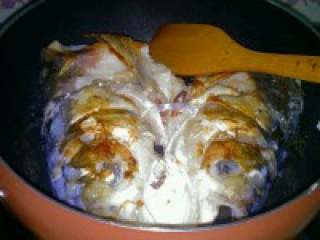 4、自制【鱼头豆腐火锅】,鱼头煎至金黄，翻一面继续煎！