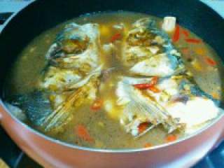 6、自制【鱼头豆腐火锅】,料酒适量多些，两勺半盐，一勺 鸡精，酱油四勺，白胡椒粉，辣椒 面少许。半勺白糖，一大勺猪油。 加适量清水盖上盖慢炖！