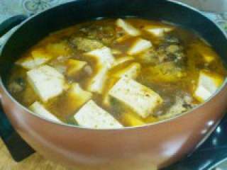 7、自制【鱼头豆腐火锅】,把鱼头炖入味，放入嫩豆腐一起 炖。尝下咸淡，自己在添加盐，鸡 精。