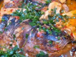 8、自制【鱼头豆腐火锅】,慢炖入味的鱼头豆腐，撒上蒜苗，香菜即可。