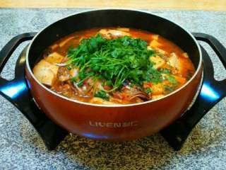 9、自制【鱼头豆腐火锅】,慢慢开着火煮着吃味道很美，可以放些青菜煮着吃。