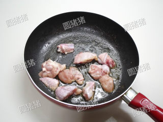 7、麻辣香锅,再加入鸡翅炒至熟，连油脂一同盛出备用，洗净锅。