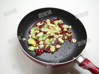 8、麻辣香锅,锅内重下一大匙油，凉油放入葱、姜、蒜爆香，放入干红椒，花椒小火炒出香味。