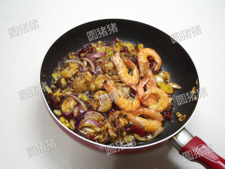 11、麻辣香锅,加入事先炒好的虾、鸡块。