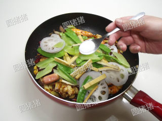 12、麻辣香锅,蔬菜沥净水加入锅内，加入少量盐。