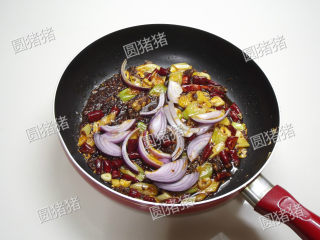 10、麻辣香锅,加入紫皮洋葱炒出香气，加入生抽、糖、老抽。