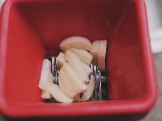 6、川味儿狼牙土豆,蒜切小块，磨成细末