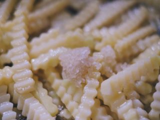 11、川味儿狼牙土豆,倒入蒜末，翻炒出蒜香，把土豆捞出来